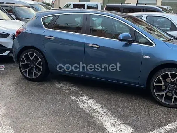 Usado Opel Astra 110 CV (80 kW) 2013 Azul Berlina