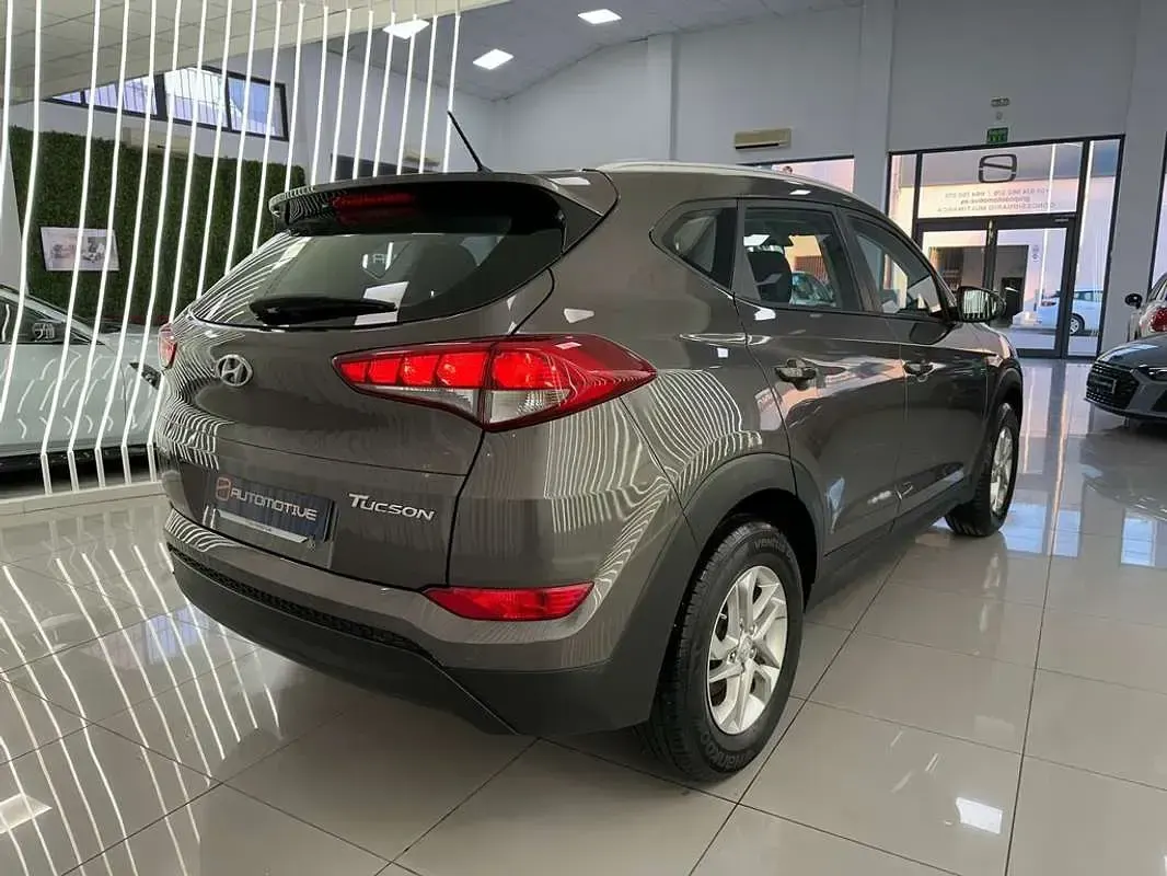 Usado Hyundai Tucson 114 CV (83 kW) 2017 Gris SUV