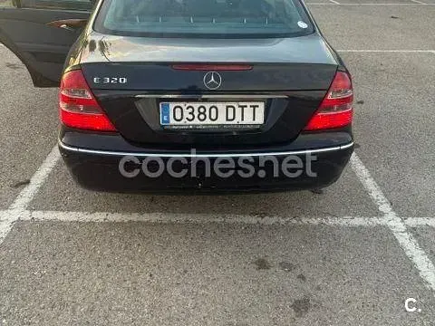 Usado Mercedes E320 Elegance 224 CV (164 kW) 2005 Azul Berlina