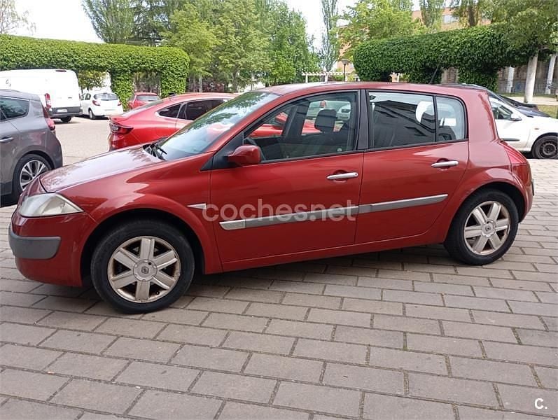Usado Renault Mégane II Dynamique 120 CV (88 kW) 2006 Granate Berlina