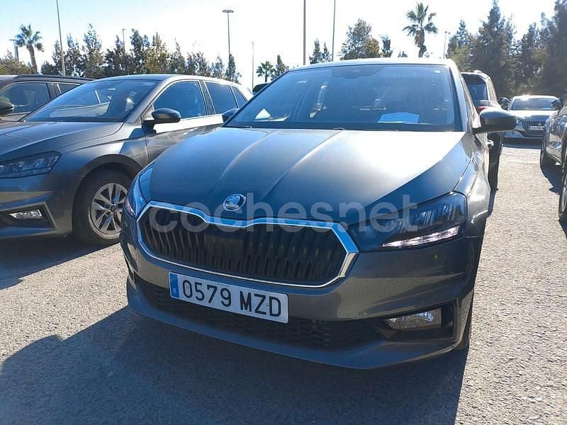 Gris / plata Usado 2025 Skoda Fabia Selection Berlina | 19.900 € (Precio justo) - Imagen 1/4