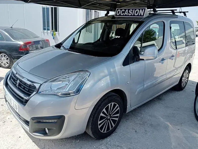 Usado Peugeot Partner Tepee Active 100 CV (73 kW) 2016 Gris / plata Monovolumen