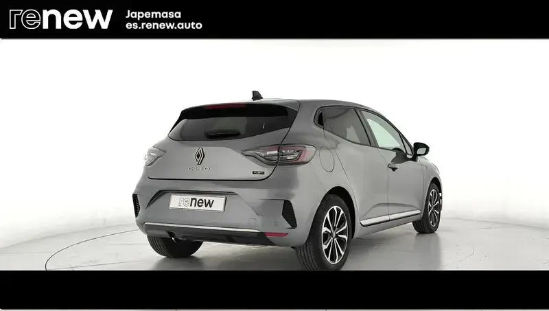 Käytetty Renault Clio V Techno 145 HP (106 kW) 2025 Harmaa Sedan