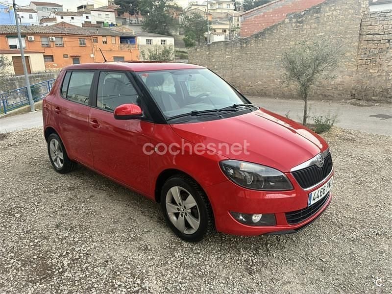 Usado Skoda Fabia Active 60 CV (44 kW) 2014 Rojo Berlina
