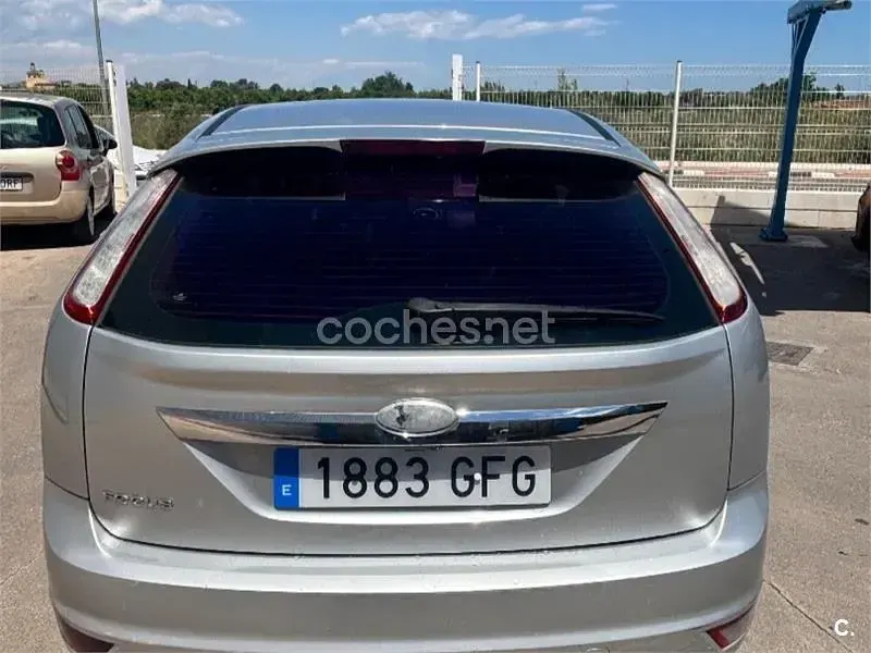 Usado Ford Focus Titanium 115 CV (84 kW) 2008 Gris / plata Berlina