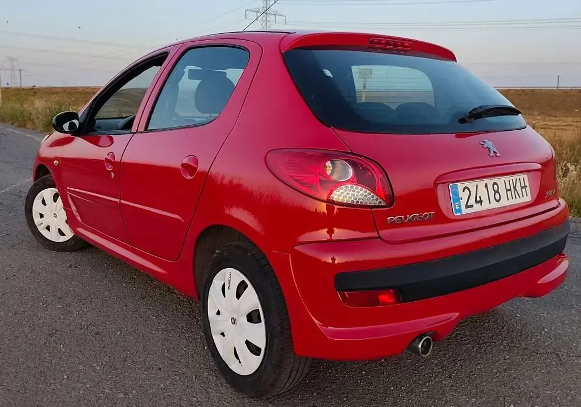 Usado Peugeot 206+ 70 CV (51 kW) 2012 Rojo Utilitario