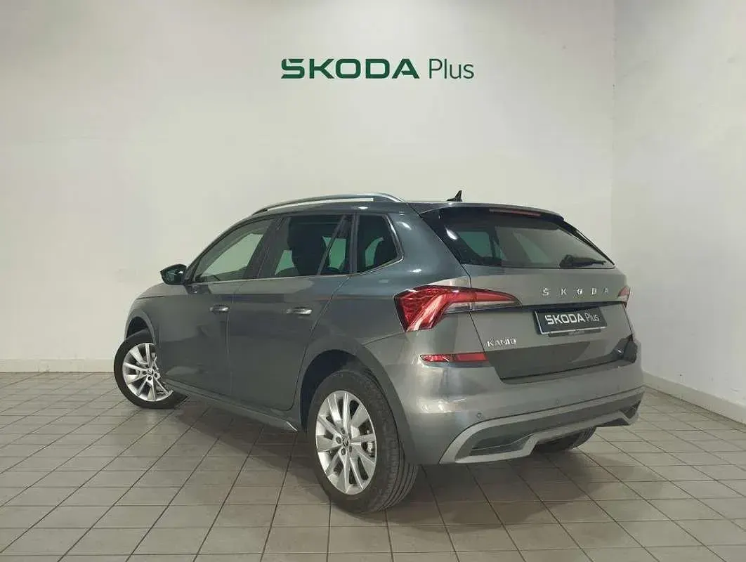 Usado Skoda Kamiq Style 110 CV (80 kW) 2022 Gris SUV
