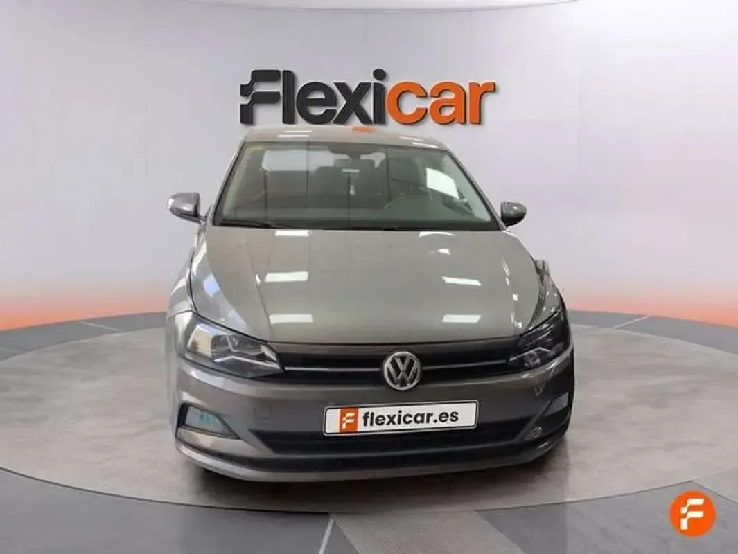 Usado VW Polo Advance 75 CV (55 kW) 2018 Gris Utilitario