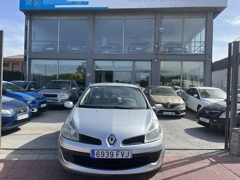 Usado Renault Clio II Authentique 85 CV (62 kW) 2007 Gris / plata Berlina