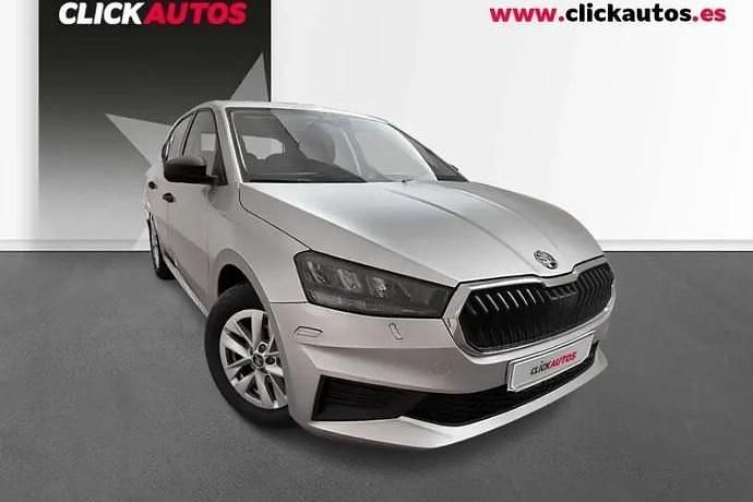 Usado Skoda Fabia Essence 80 CV (58 kW) 2025 Plata Utilitario