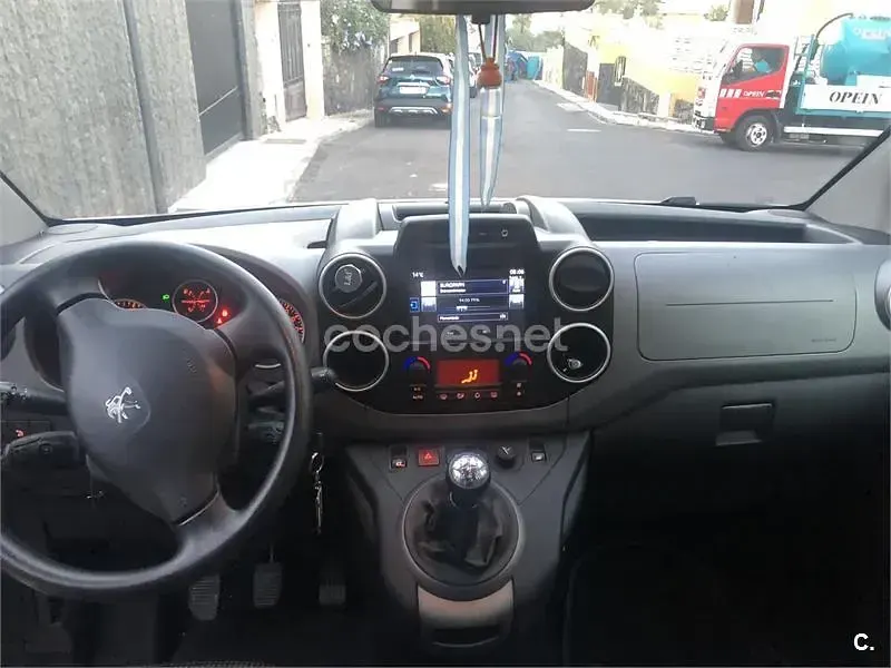Usado Peugeot Partner Tepee Outdoor 100 CV (73 kW) 2016 Gris / plata Monovolumen