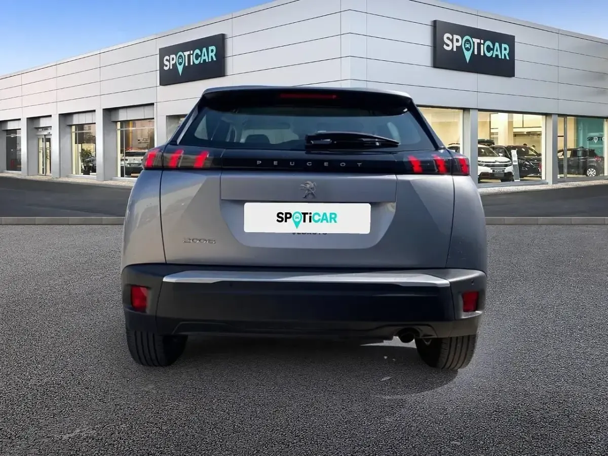 Usado Peugeot 2008 Active 100 CV (73 kW) 2021 Gris SUV