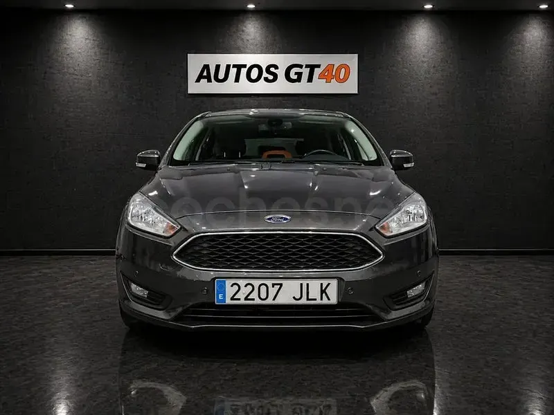 Usado Ford Focus Trend 125 CV (91 kW) 2015 Gris / plata Berlina
