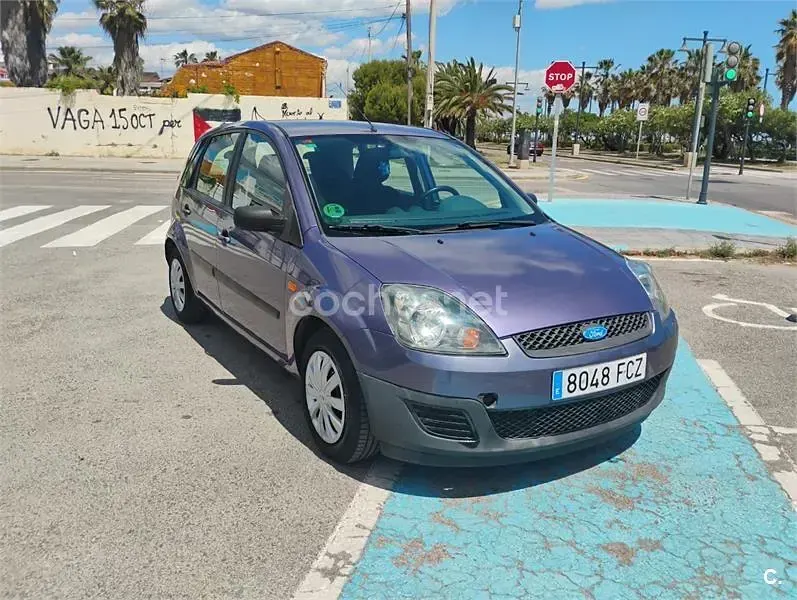 Usado Ford Fiesta 70 CV (51 kW) 2006 Violeta / lila Utilitario