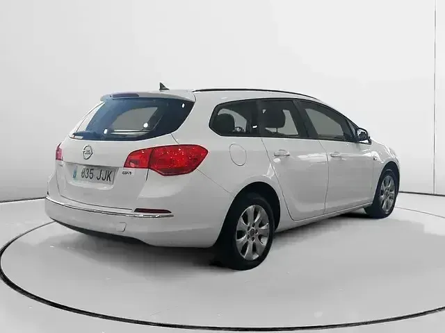 Usado Opel Astra Selective 110 CV (80 kW) 2015 Blanco Familiar