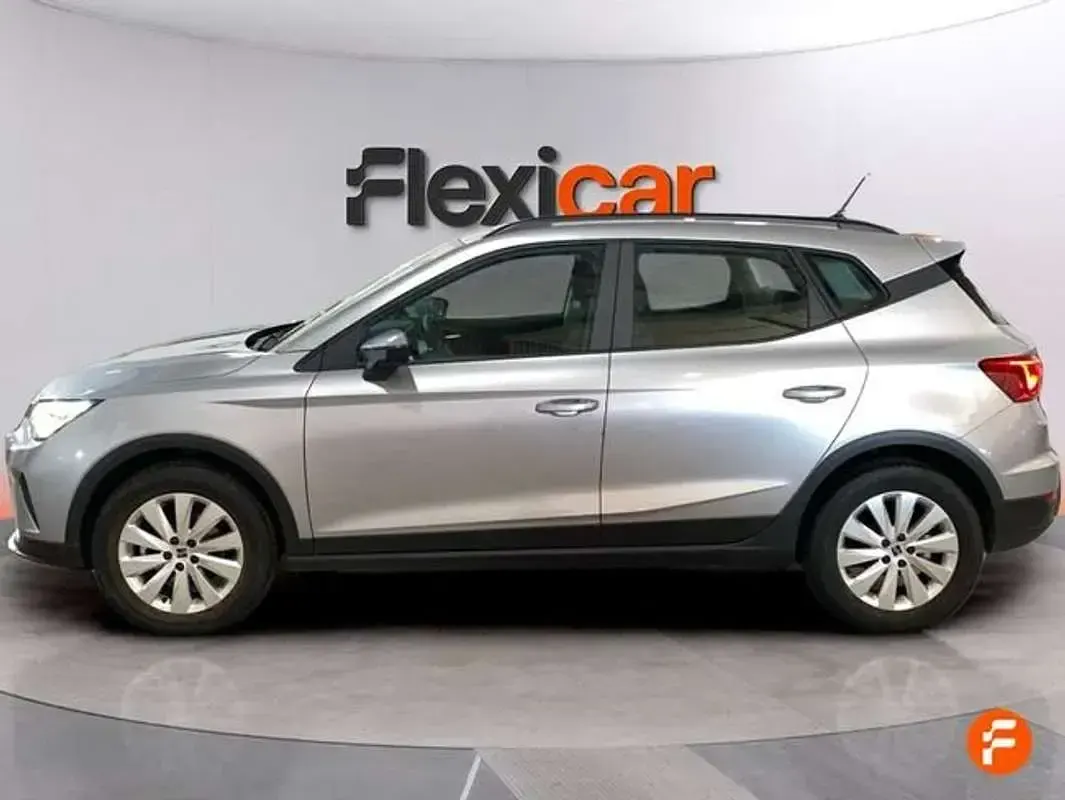 Usado Seat Arona Style Plus 110 CV (80 kW) 2022 Gris SUV
