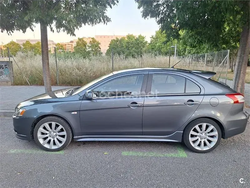 Usado Mitsubishi Lancer Sportback Invite 140 CV (102 kW) 2009 Gris / plata Berlina