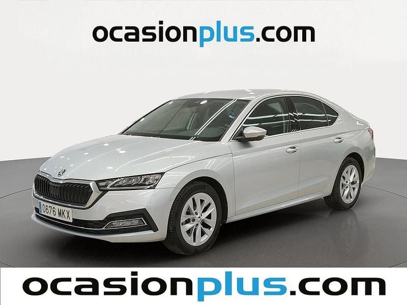 Usado Skoda Octavia Selection 150 CV (110 kW) 2023 Gris plata Berlina