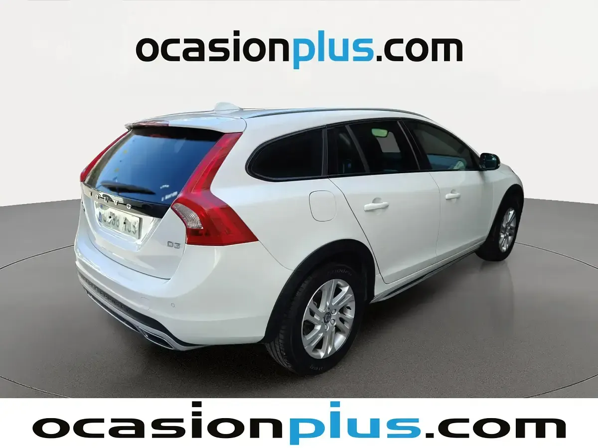Usado Volvo V60 CC Momentum 150 CV (110 kW) 2018 Blanco Familiar