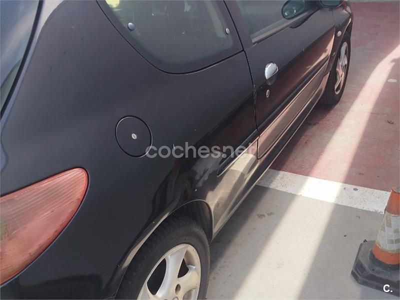 Usado Peugeot 206 90 CV (66 kW) 2004 Negro Berlina