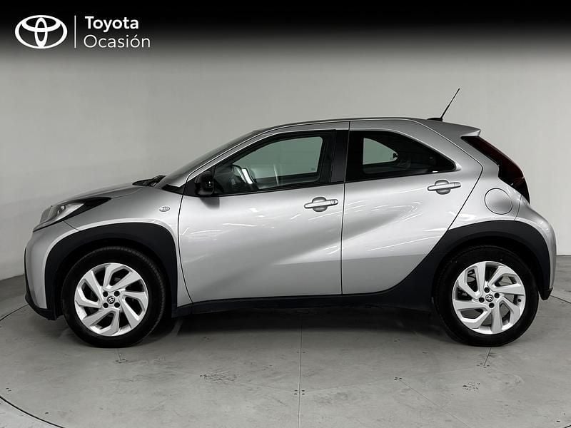 Usado Toyota Aygo X Play 72 CV (52 kW) 2024 Gris / plata SUV