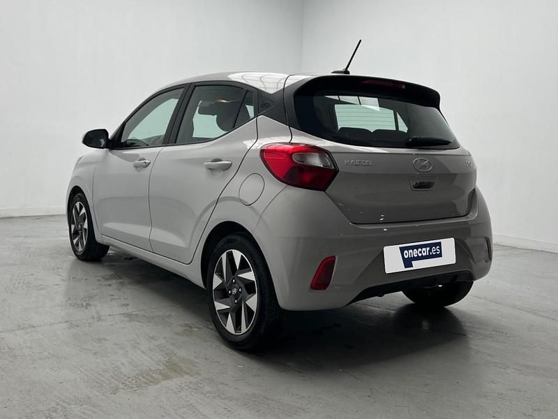 Usado Hyundai i10 67 CV (49 kW) 2023 Gris Utilitario