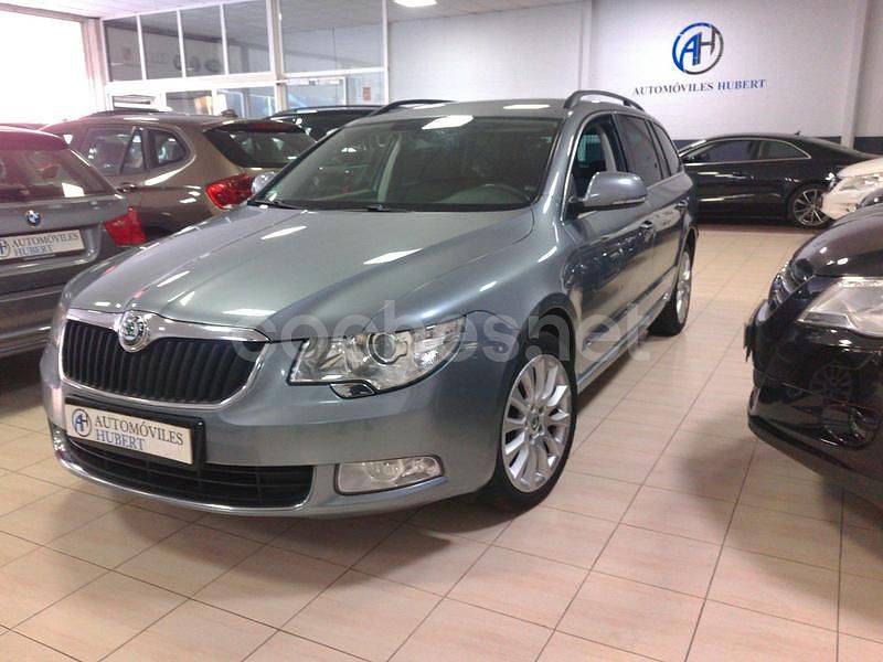 Usado Skoda Superb Exclusive 160 CV (117 kW) 2013 Gris / plata Familiar
