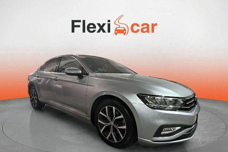 Gris Usado 2020 VW Passat Executive Berlina | 18.690 € (Precio justo) - Imagen 1/4