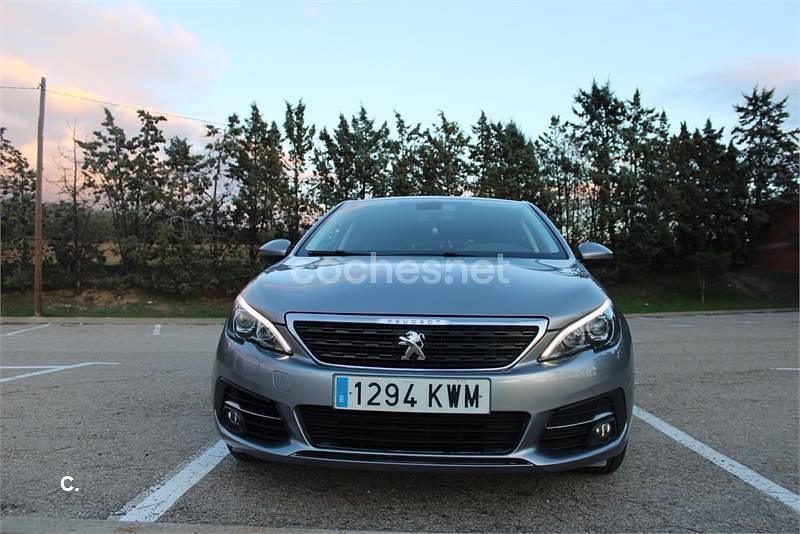 Usado Peugeot 308 Style 130 CV (95 kW) 2019 Gris / plata Berlina