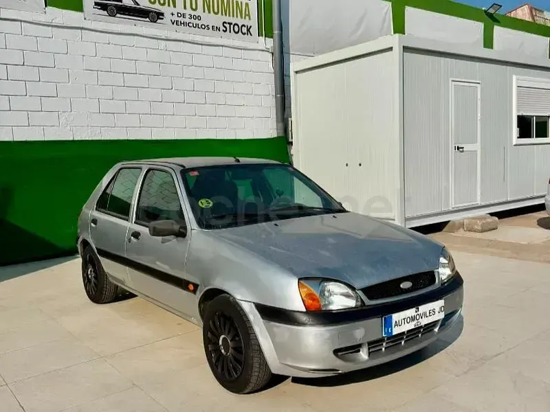 Usado Ford Fiesta Ambiente 70 CV (51 kW) 2002 Gris / plata Utilitario
