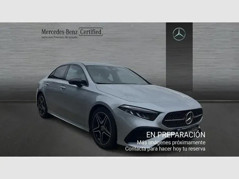 Usado Mercedes A180 AMG line 116 CV (85 kW) 2024 Plata hightech (metalizado) Berlina