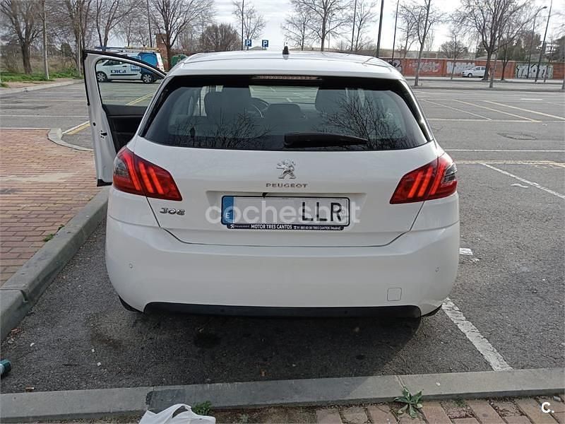 Usado Peugeot 308 Active 100 CV (73 kW) 2021 Blanco Berlina