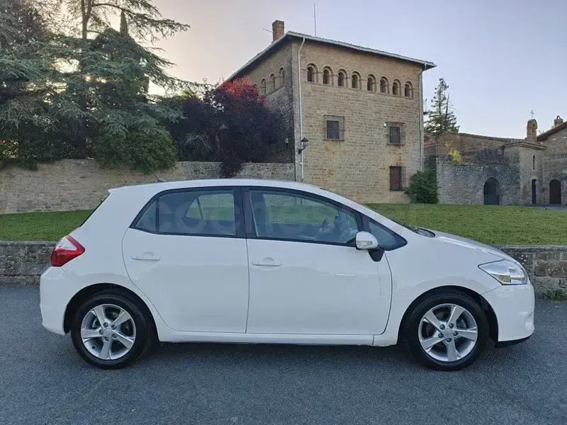 Usado Toyota Auris Active 90 CV (66 kW) 2010 Blanco Utilitario