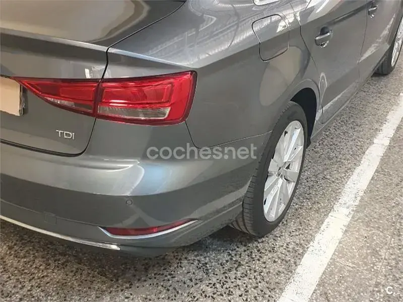 Usado Audi A3 Design 110 CV (80 kW) 2017 Gris / plata Berlina