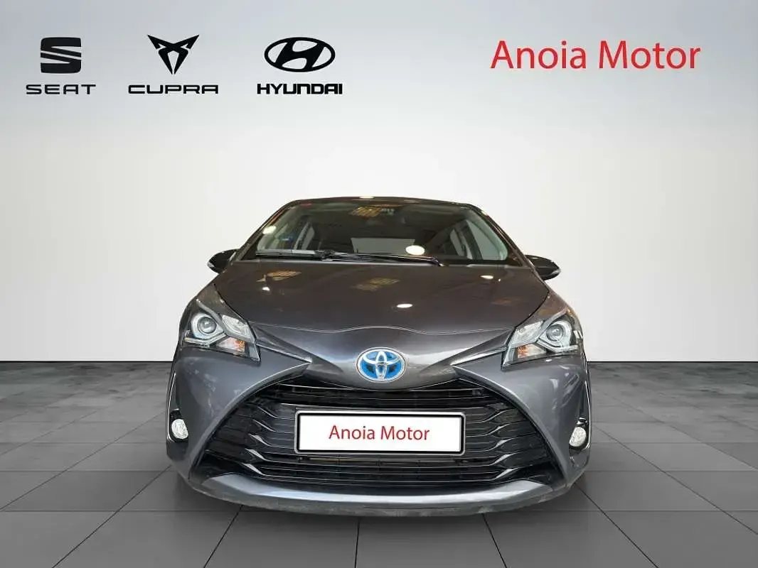 Usado Toyota Yaris Hybrid Active 99 CV (72 kW) 2019 Gris Utilitario