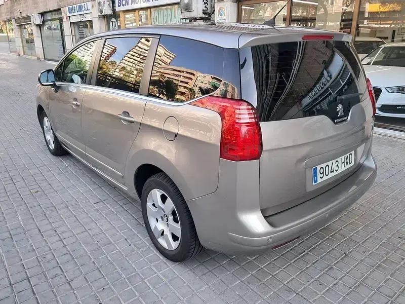 Usado Peugeot 5008 Style 115 CV (84 kW) 2014 Gris / plata Monovolumen
