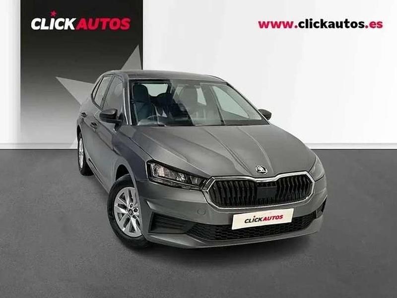 Usado Skoda Fabia Essence 80 CV (58 kW) 2025 Gris Utilitario