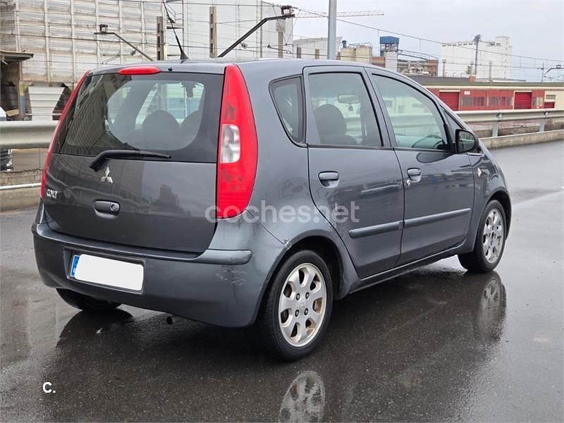 Usado Mitsubishi Colt Inform 75 CV (55 kW) 2005 Gris / plata Monovolumen