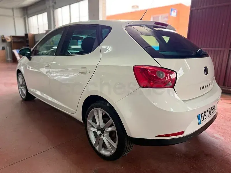 Usado Seat Ibiza 85 CV (62 kW) 2009 Blanco Berlina