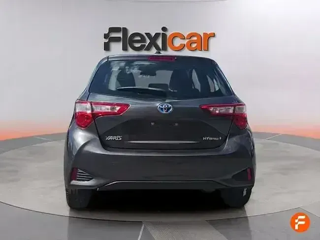 Usado Toyota Yaris Hybrid Business Edition 116 CV (85 kW) 2020 Gris