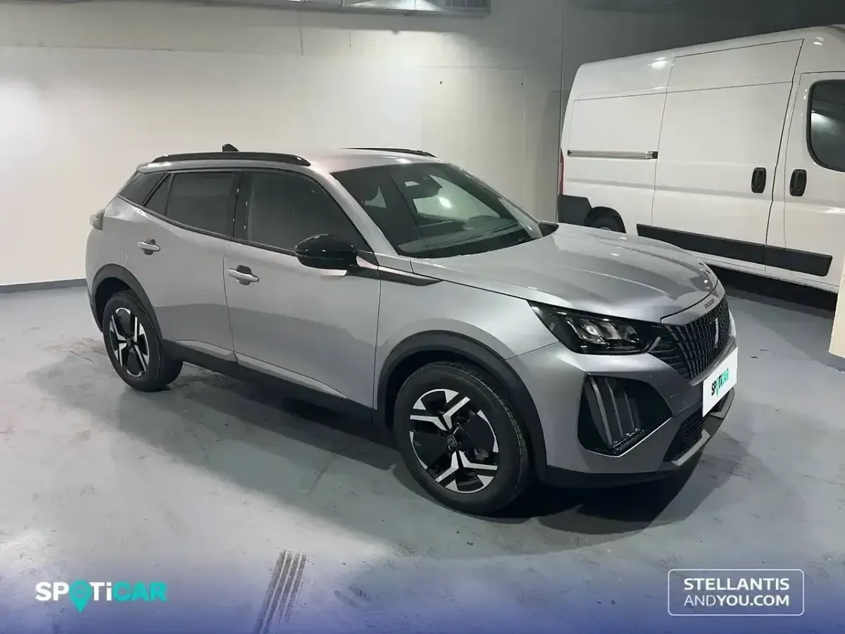 Usado Peugeot 2008 Allure 100 CV (73 kW) 2023 Gris SUV