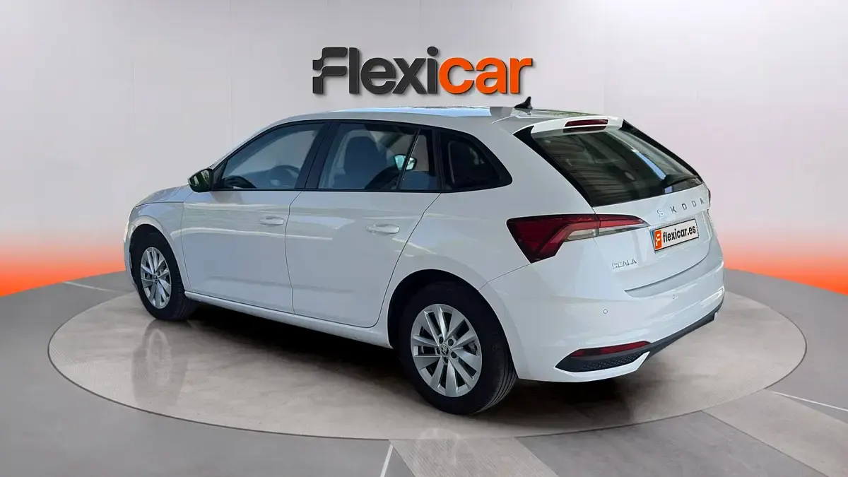 Usado Skoda Scala Essence 95 CV (69 kW) 2024 Blanco Utilitario