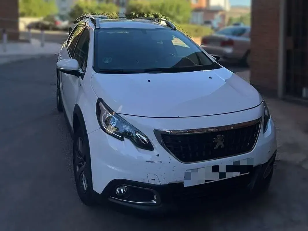 Usado Peugeot 2008 Signature Sky 100 CV (73 kW) 2019 Blanco SUV
