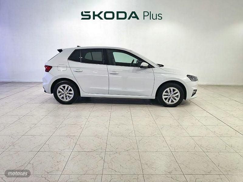 Usado Skoda Fabia Selection 95 CV (69 kW) 2024 Blanco Berlina