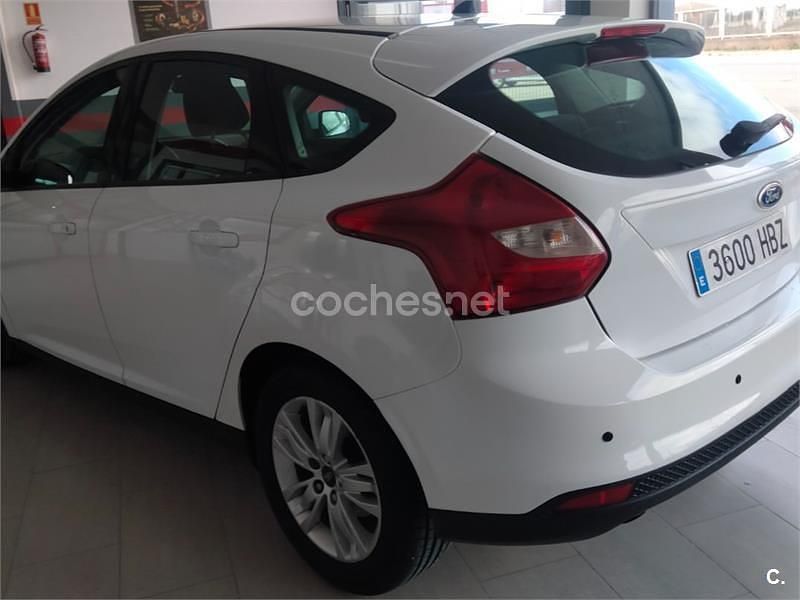 Usado Ford Focus Trend 115 CV (84 kW) 2011 Blanco Berlina