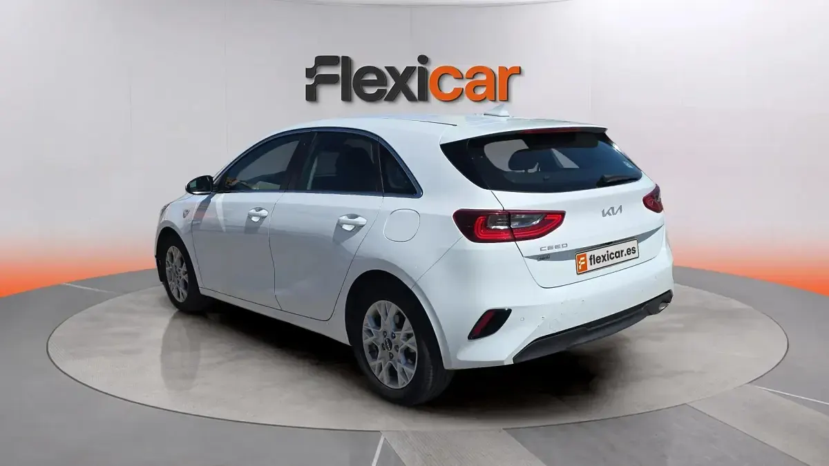 Usado Kia Ceed 136 CV (100 kW) 2023 Blanco Utilitario
