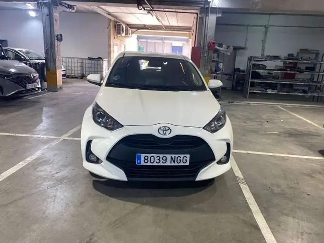 Usado Toyota Yaris Active 116 CV (85 kW) 2025 Blanco Utilitario