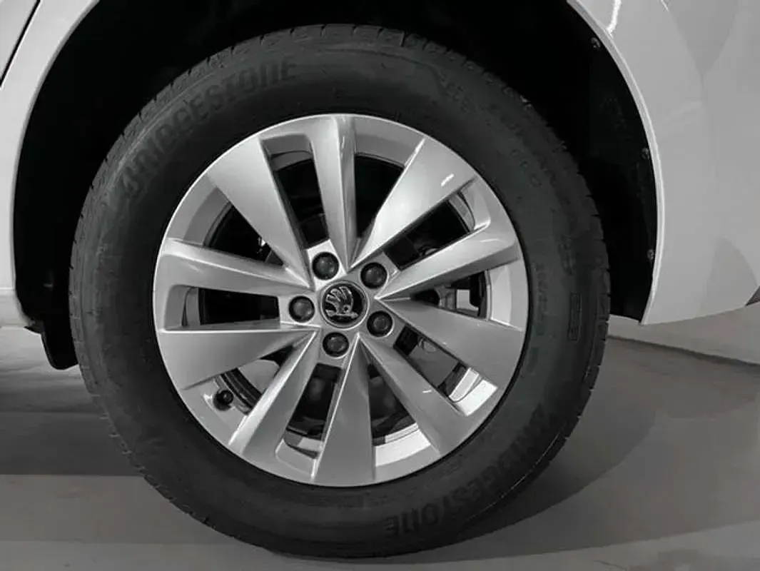 Usado Skoda Kamiq Ambition 110 CV (80 kW) 2023 Blanco SUV