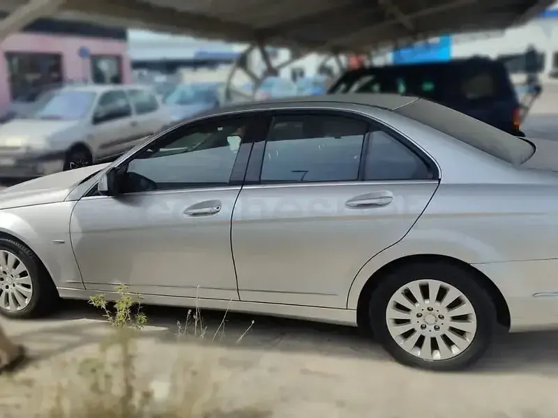 Usado Mercedes C200 Elegance 136 CV (100 kW) 2008 Gris / plata Berlina