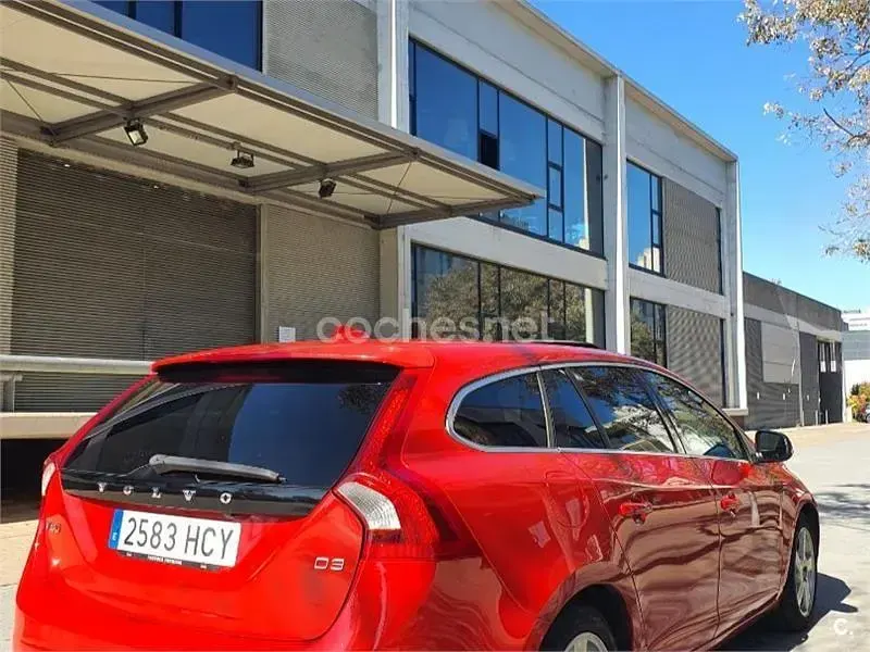 Usado Volvo V60 Summum 136 CV (100 kW) 2011 Rojo Familiar